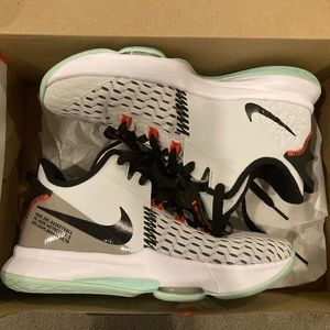LeBron Witness 5 Size 6Y (Women's 7.5) - EUC